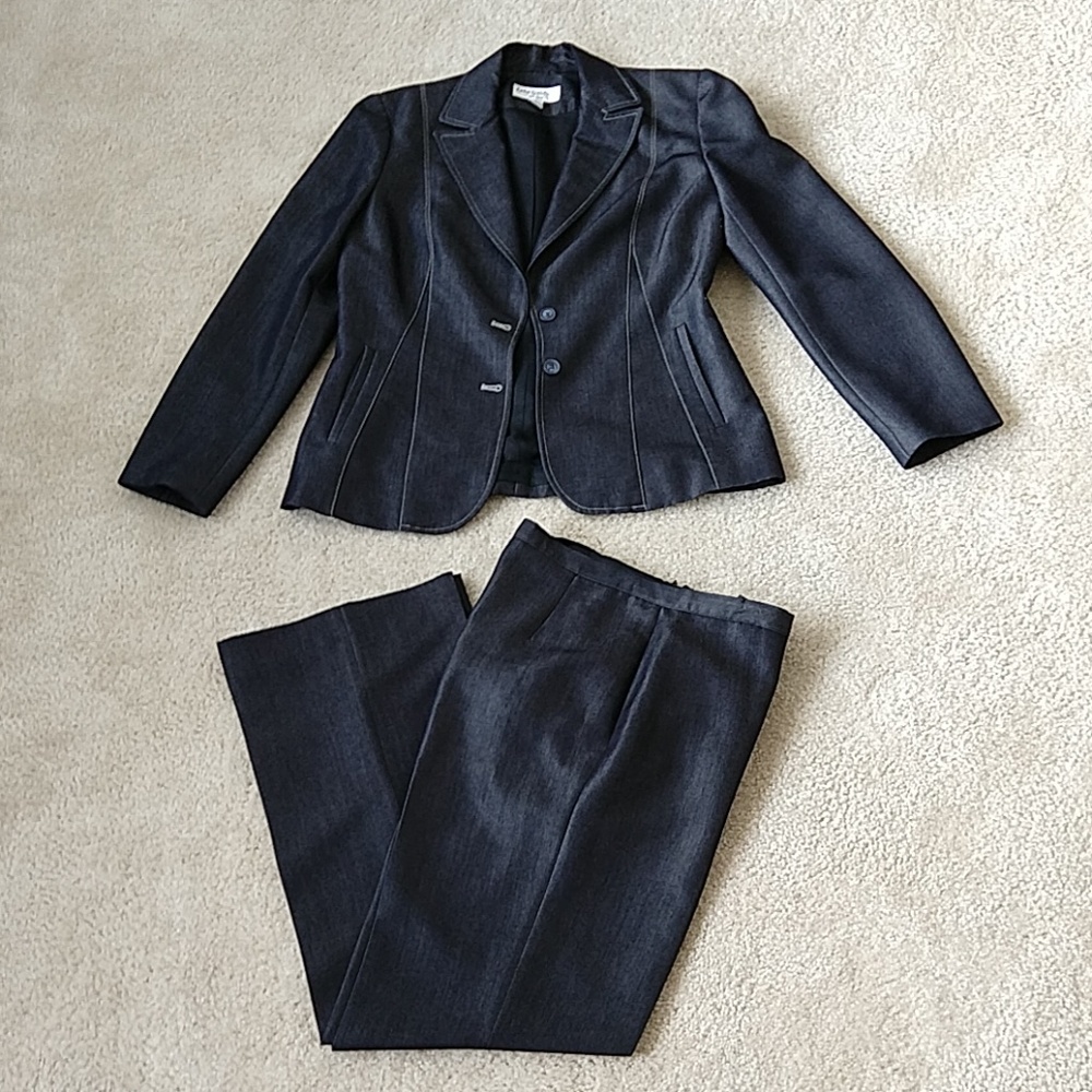 Casual elegant pant suit circa 1990
